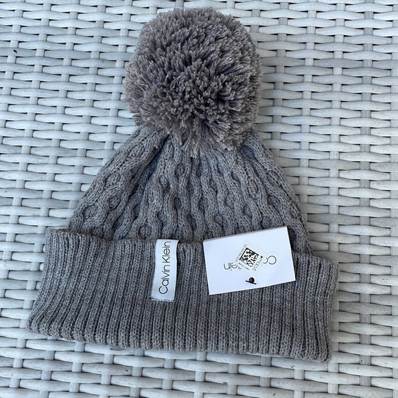 NWT- Calvin Klein Solid Grey Cable Knit Beanie Hat w/ Pom Pom- One Size - Picture 7 of 9